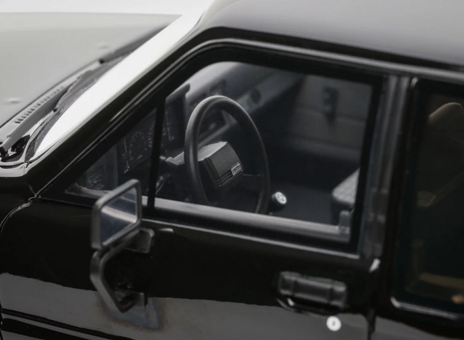 Toyota Hilux SR5 1985 Glossy Black 202 1:18 OttOmobile