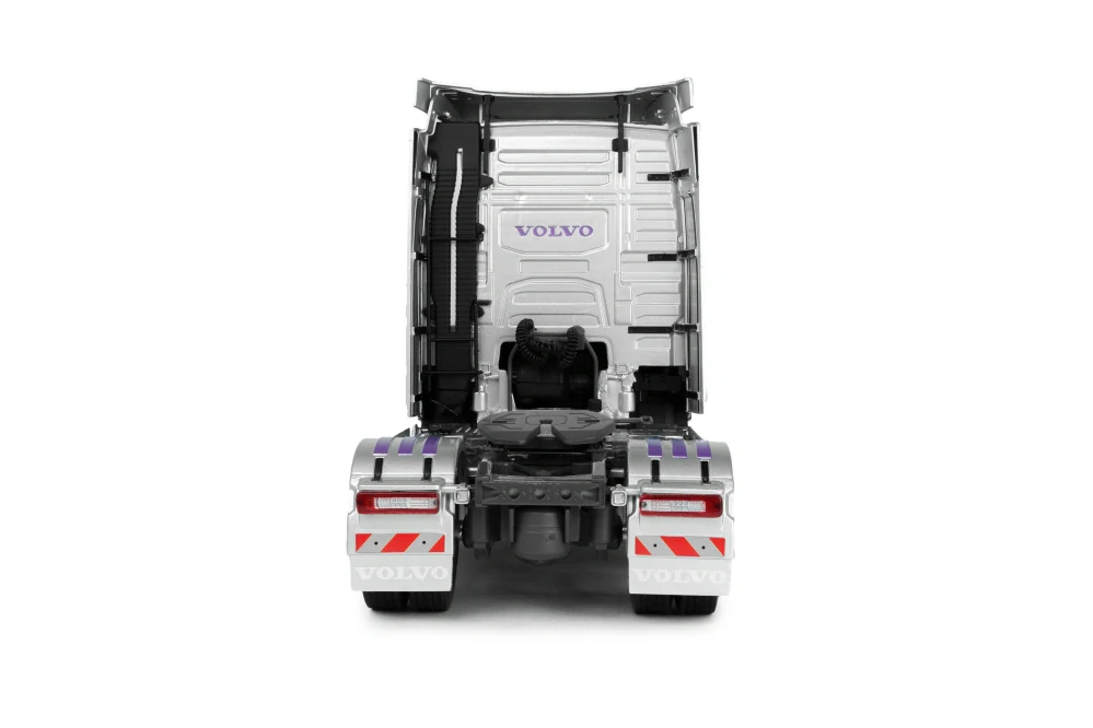Volvo Trucks FH Globetrotter XL 2023 silver/purple 1:24 Solido