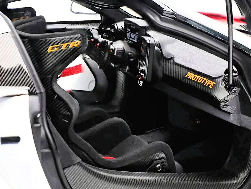 McLaren Senna GTR red/white 1:18 LCD Model