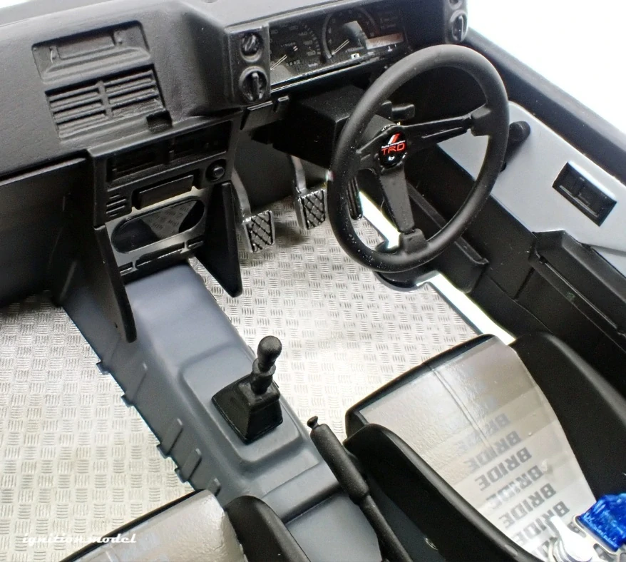 Toyota Corolla Levin 3Dr (AE86) BEV white/black 1:18 Ignition Model