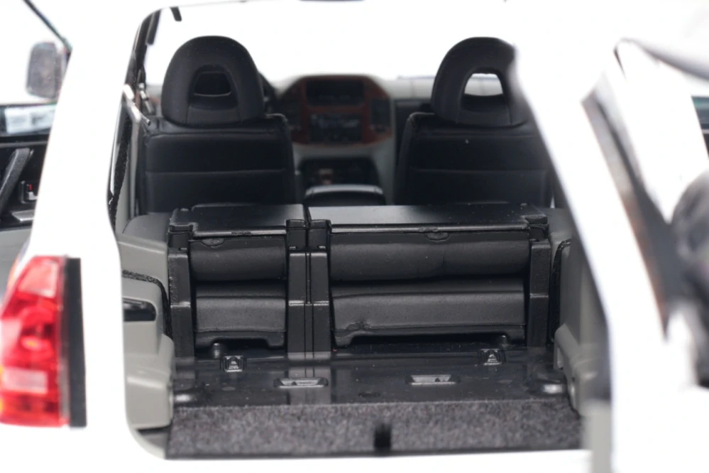 Mitsubishi Pajero V73 China Police 1:18 Sun Star