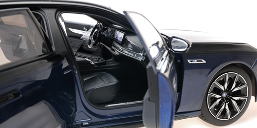 BMW i7 M70 G70 2024 blue metallic/black metallic 1:18 Minichamps 