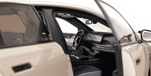 BMW i7 M70 G70 2024 white metallic 1:18 Minichamps