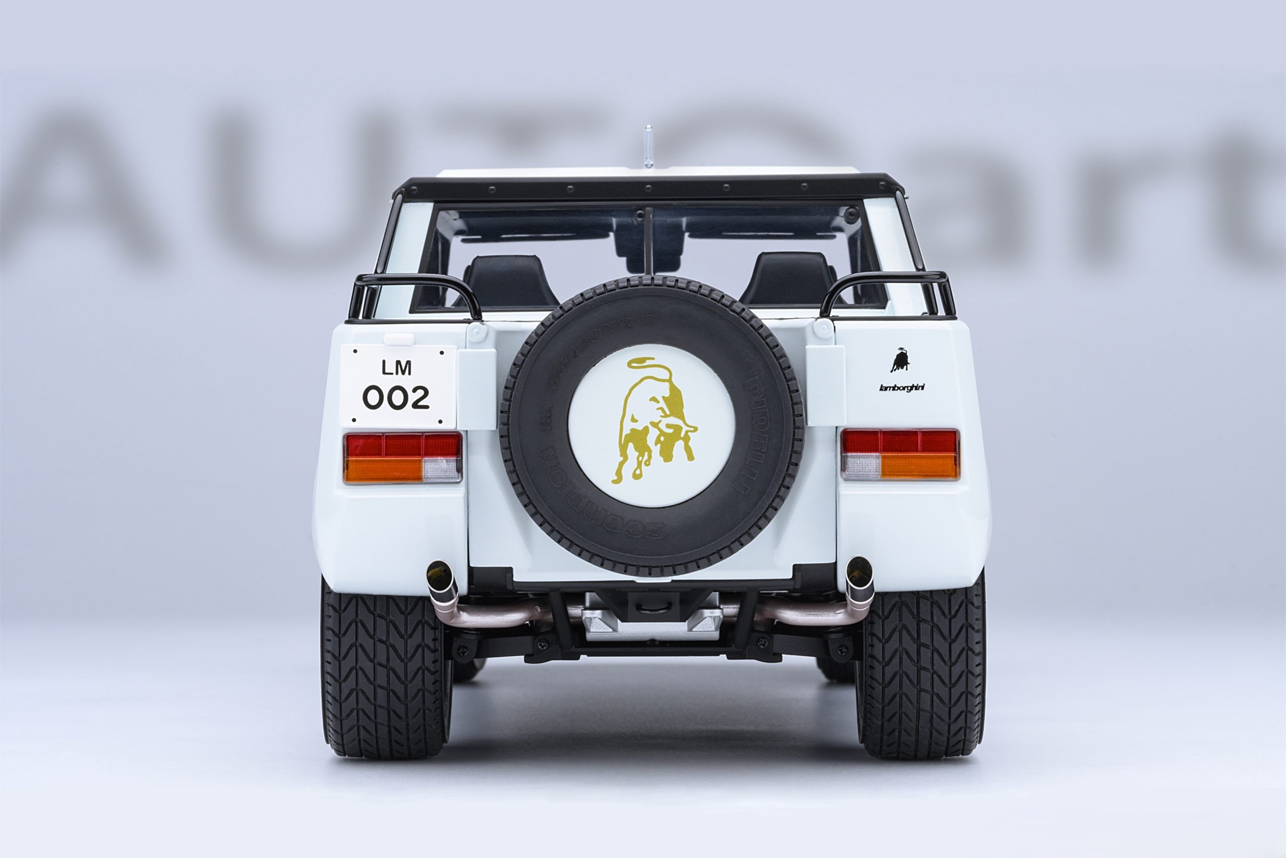 Lamborghini LM002 white 1:18 AUTOart
