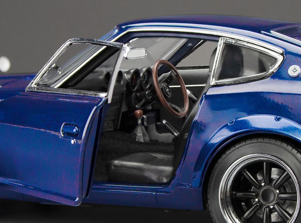 Datsun Fairlady Z S30 RHD 1970 dark blue 1:18 Sun Star