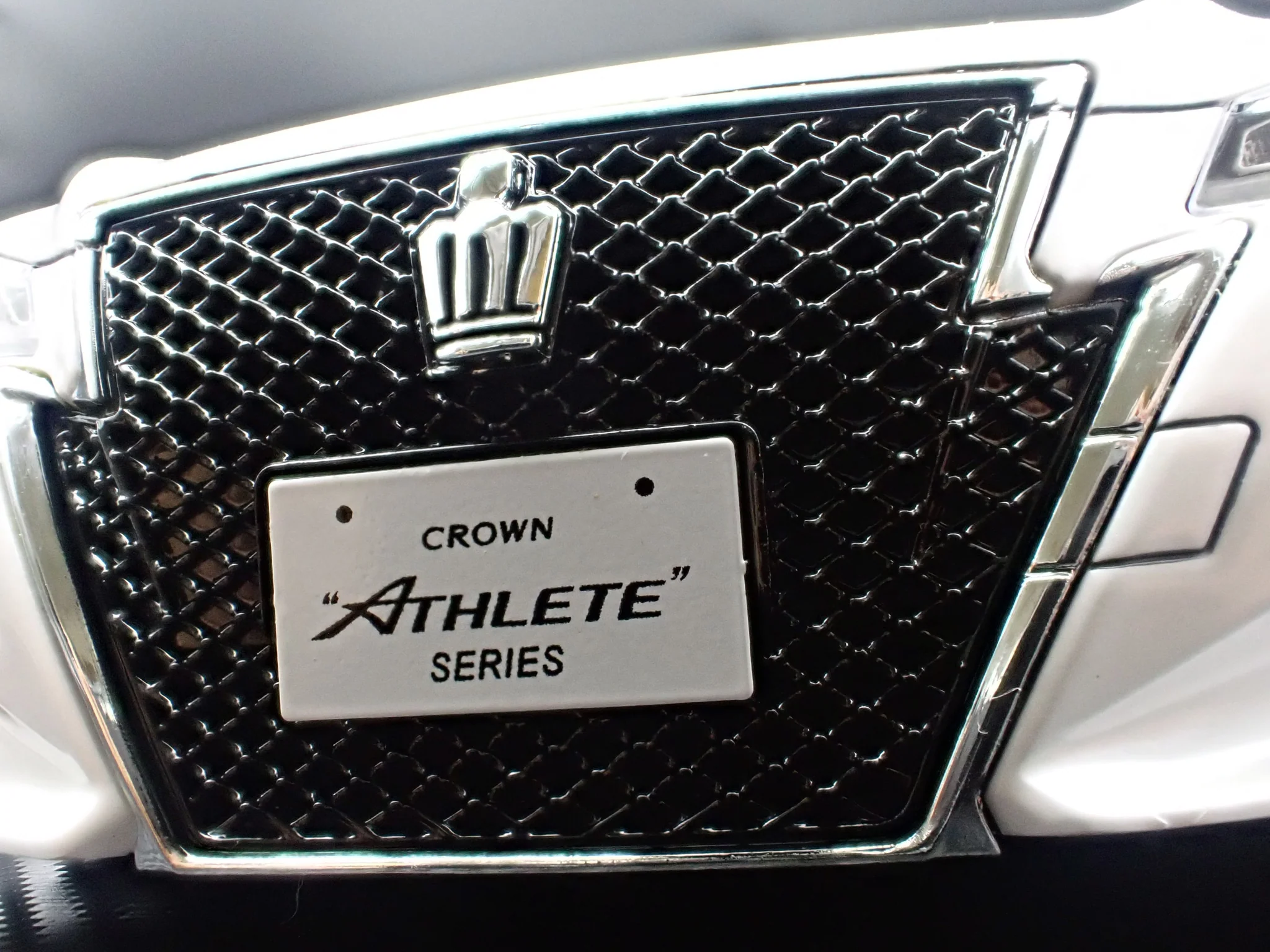 Toyota Crown Athlete S GRS214 pearl white 1:18 Ignition Model