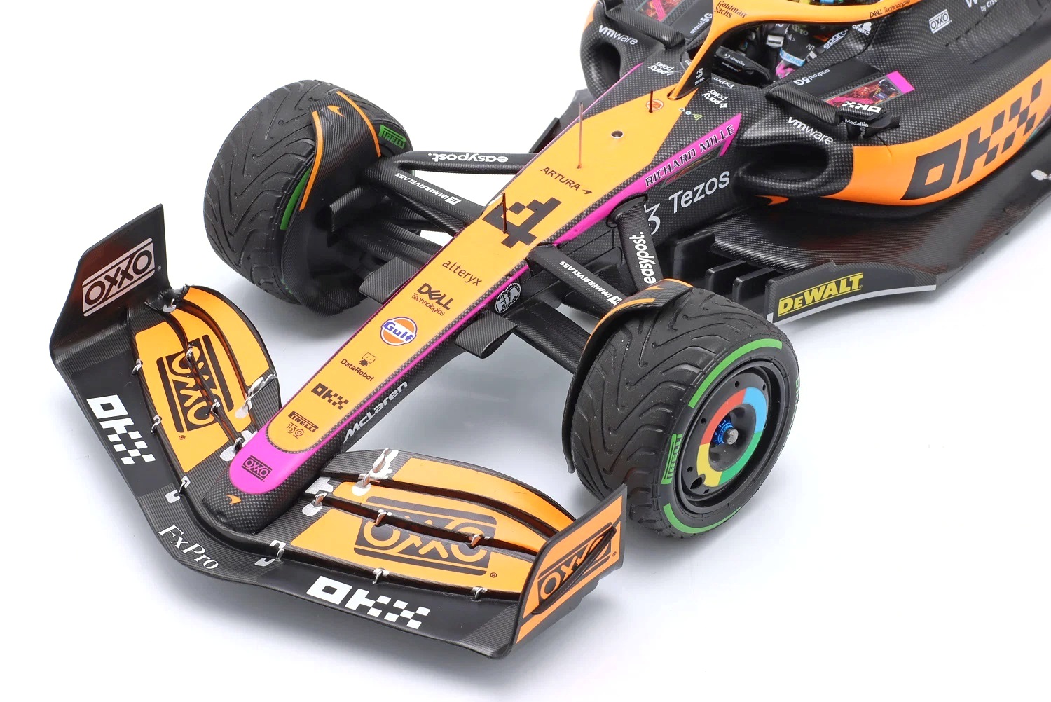McLaren F1 Team MCL36 #4 L.Norris Singapore GP 2022 1:18 Minichamps 