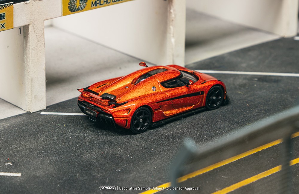 Koenigsegg Regera orange metallic/black stripes 1:64 Tarmac