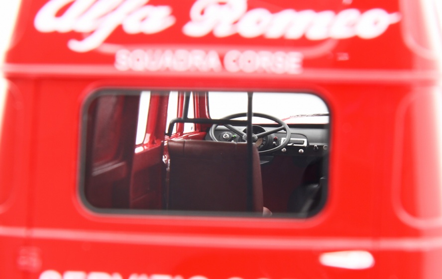 Alfa Romeo F12 High Roof Van Assistance *Servizio Corse* 1967 red 1:18 Laudoracing Model