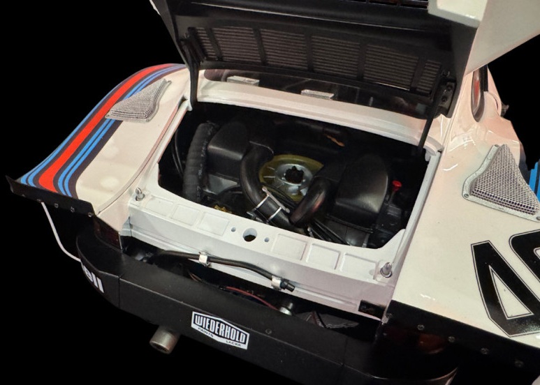 Porsche 935-002 R16 #40 Stommelen/Schurti Le Mans 1976 *Martini* 1:8 Ixo Models 
