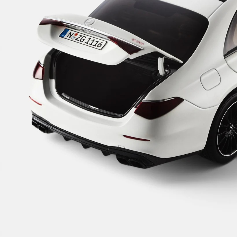 Mercedes-AMG S 63 E Performance opalith white 1:18 NZG