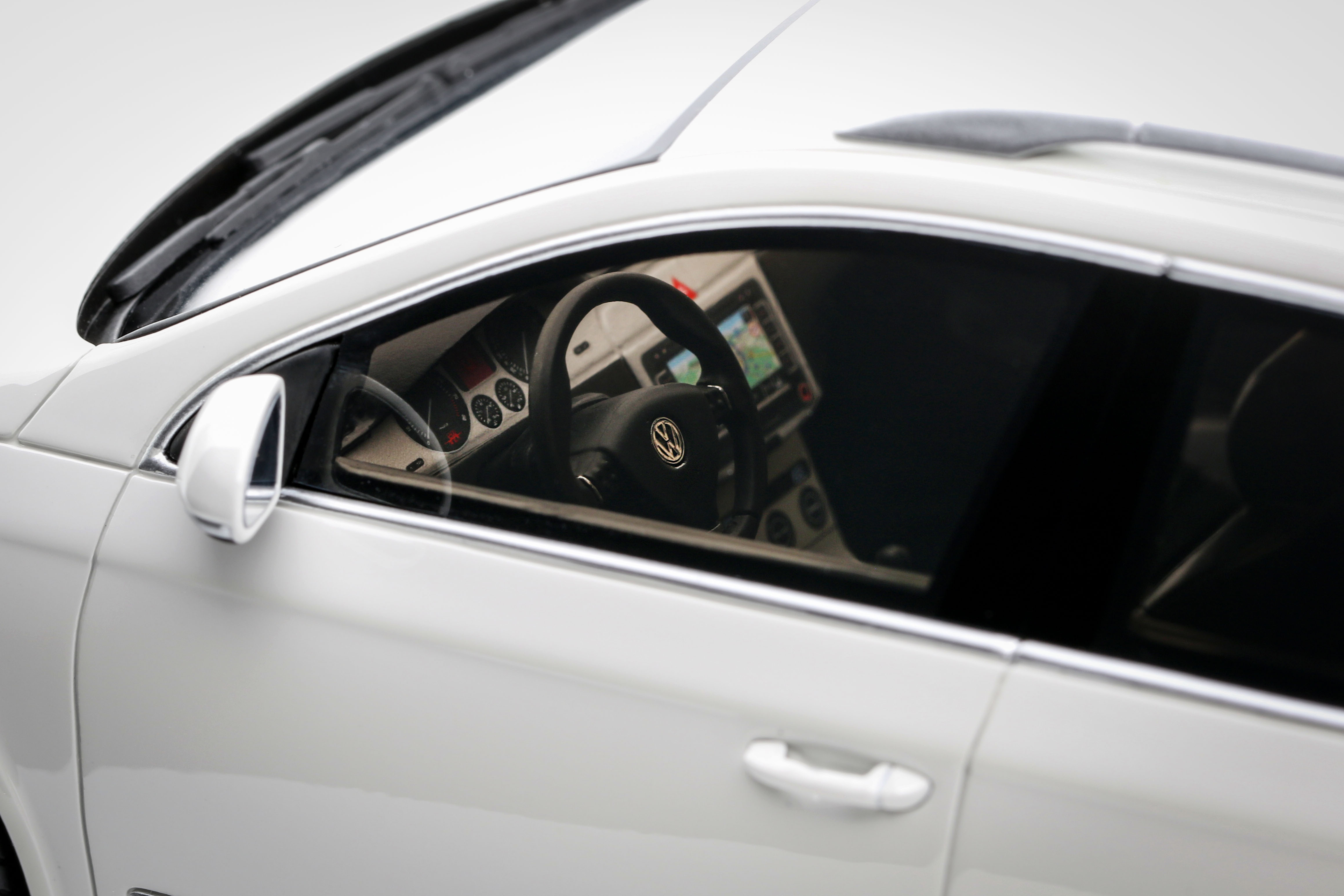 Volkswagen Passat B6 R36 Variant 2008 candy white 1:18 OttOmobile
