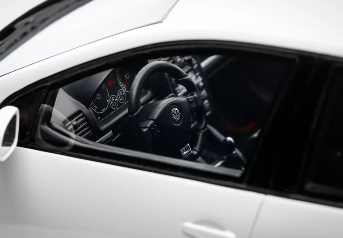 Volkswagen Golf V GTI Edition 30 2007 candy white 1:18 OttOmobile