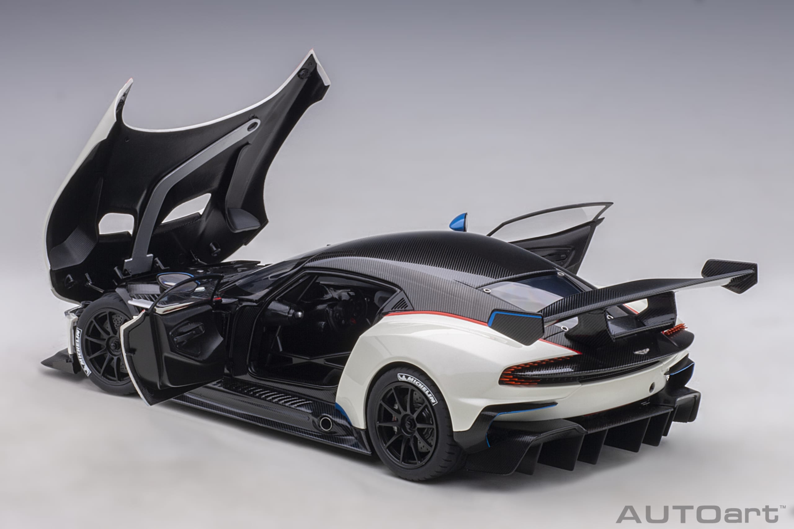 Aston Martin Vulcan stratus white/blue&red stripes 1:18 AUTOart