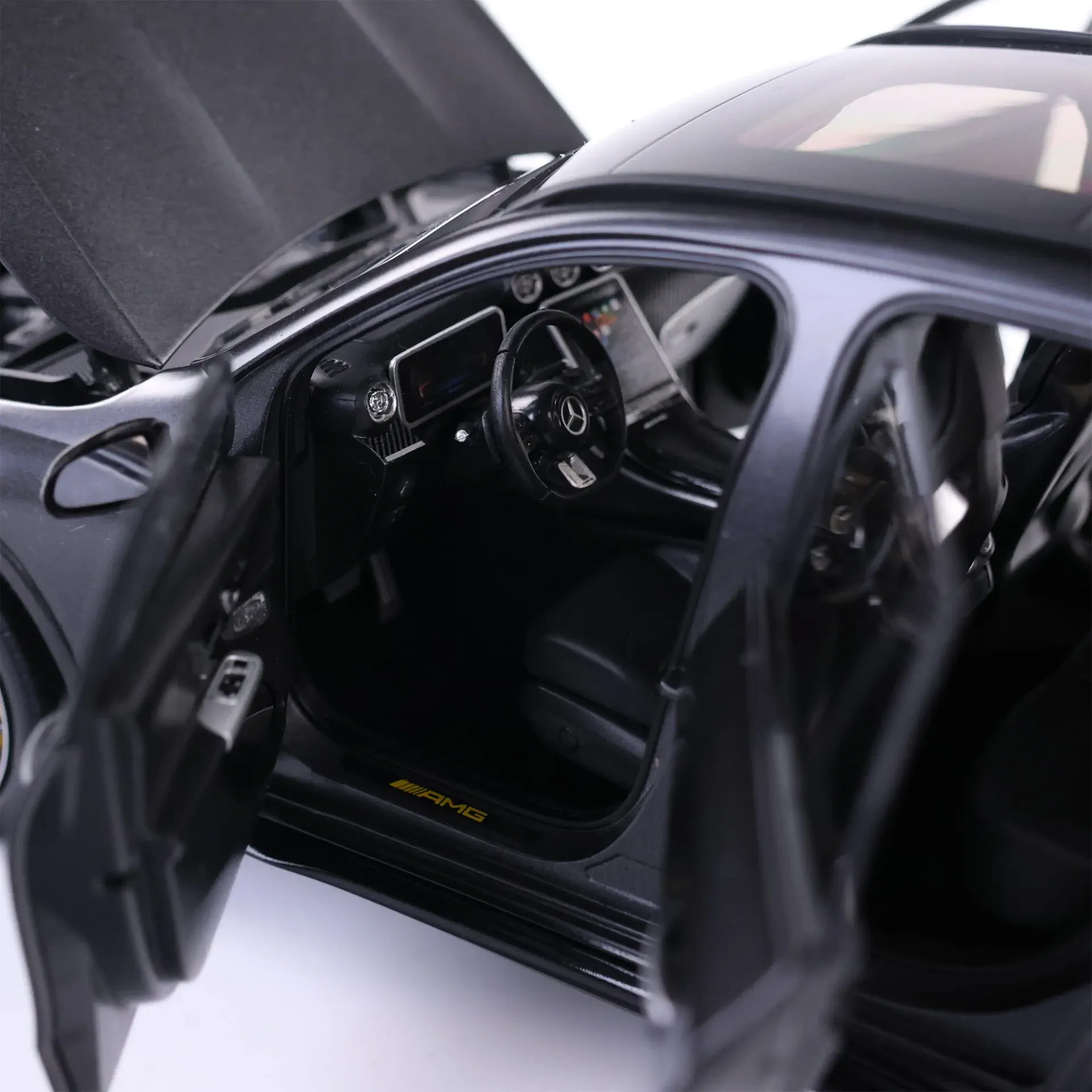 Mercedes-AMG GLC 63 Manufaktur grey 1:18 Norev