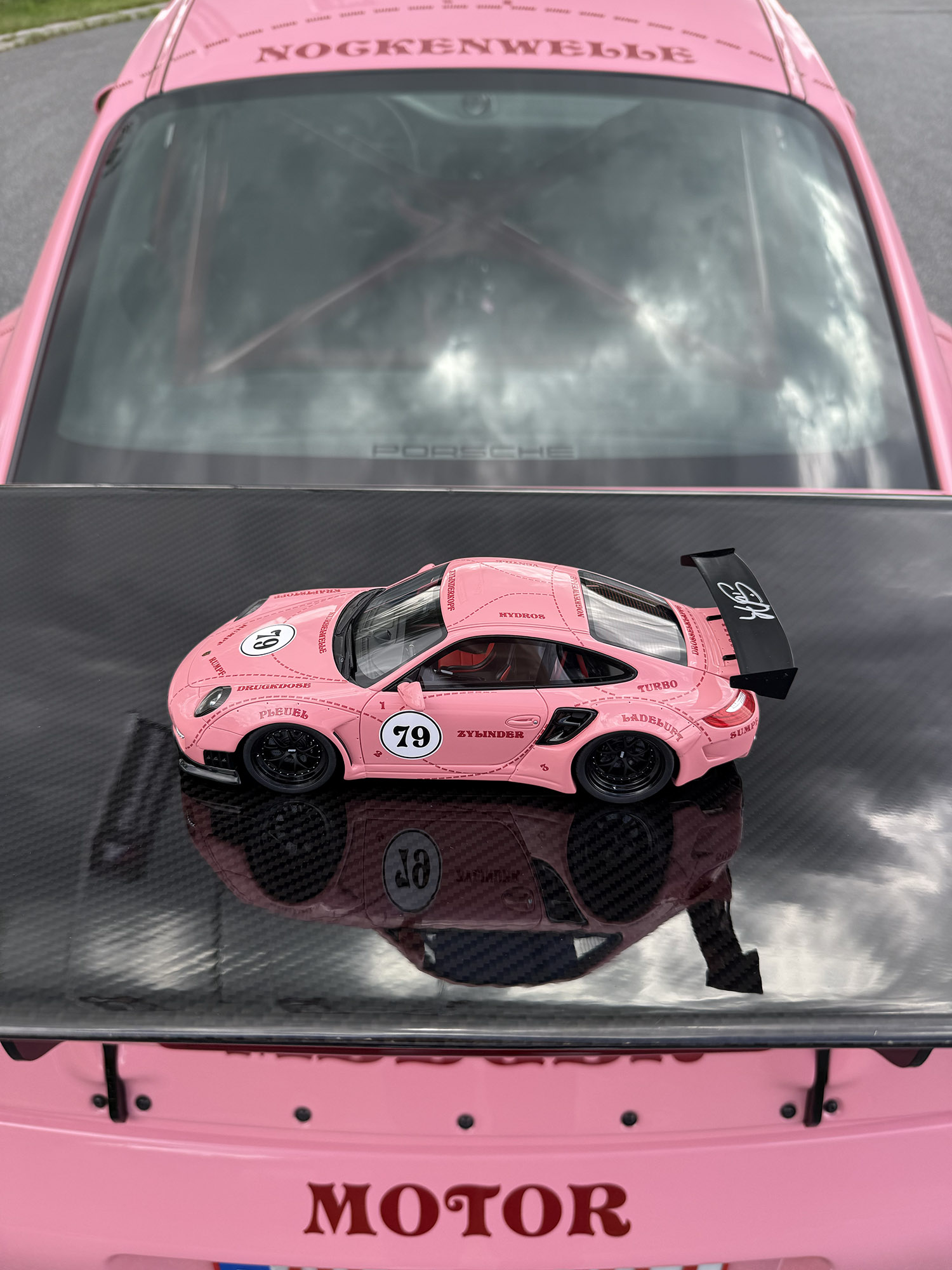 Porsche 911 (997) Turbo S LBWK Sidney Hoffmann "Die Sau" #79 pink 1:18 Werk83
