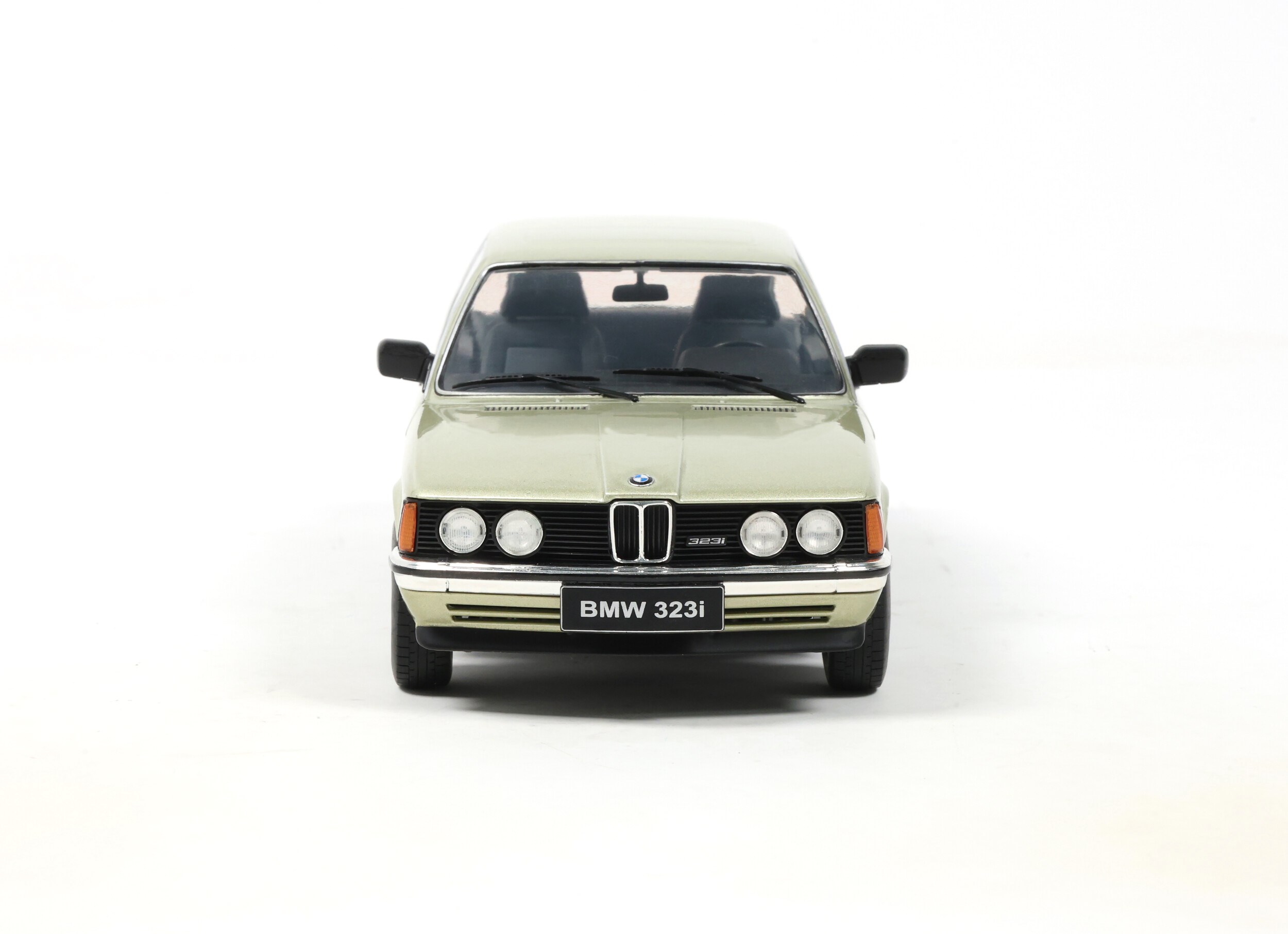 BMW 323I 1980 green metallic 1:18 Solido