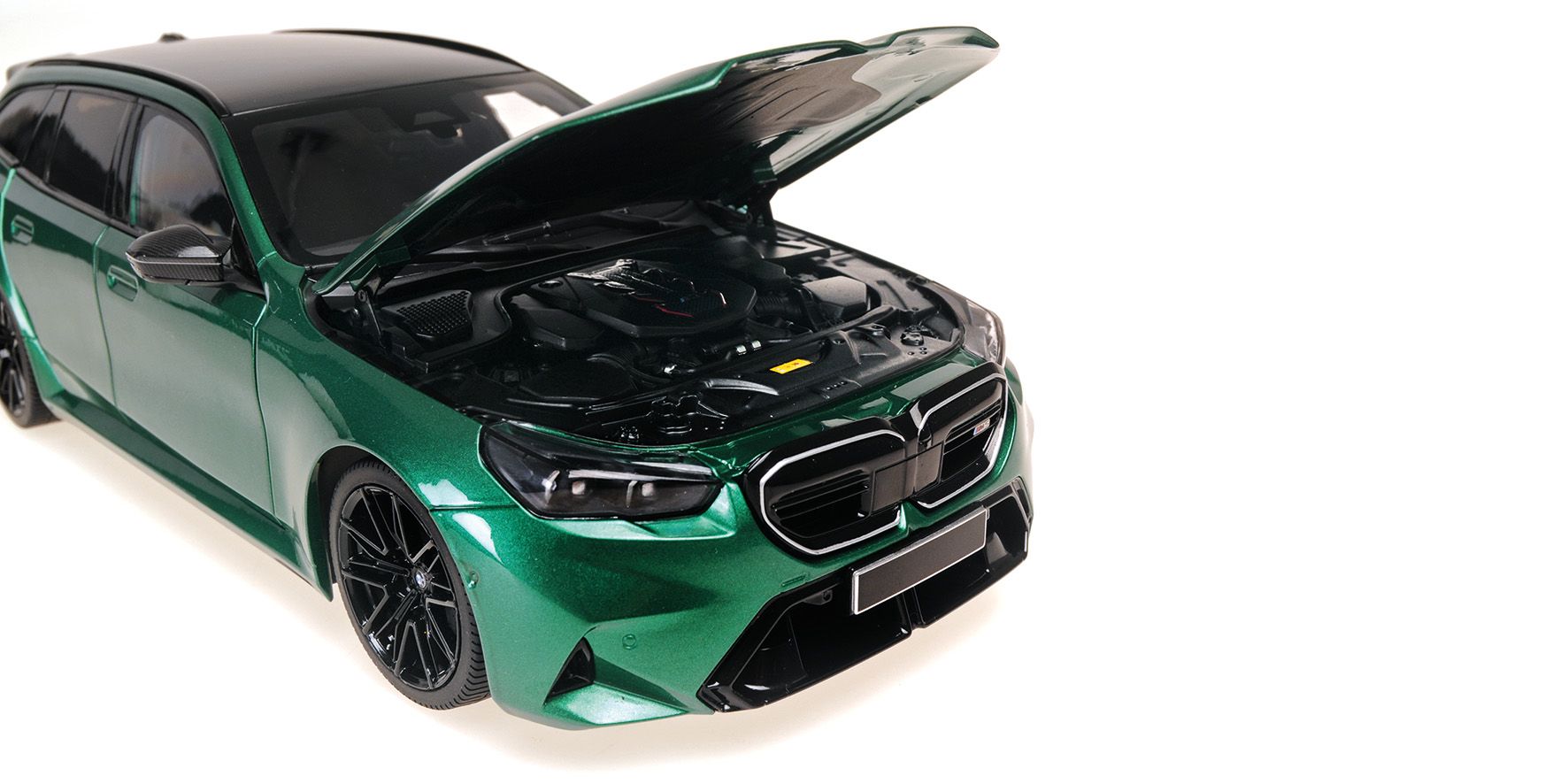 BMW M5 Touring 2024 green metallic 1:18 Minichamps