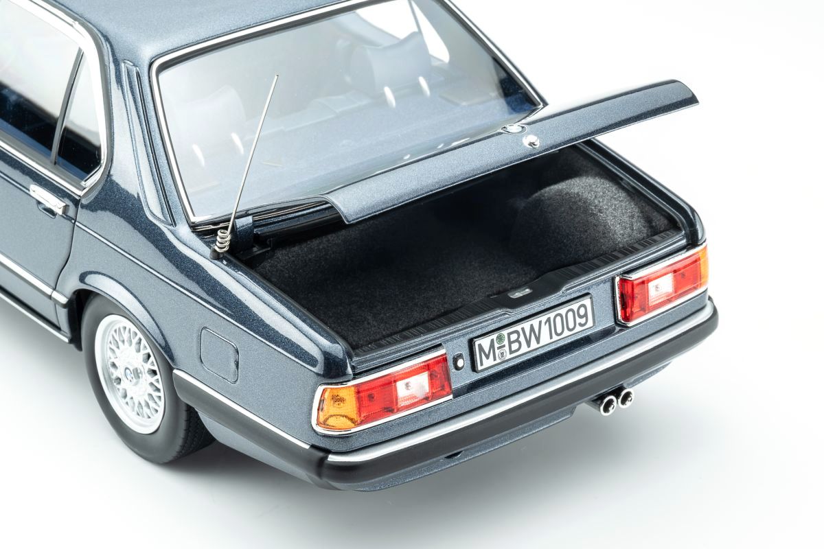 BMW 745i E23 1984 arctic blue metallic 1:18 Touring Modelcars