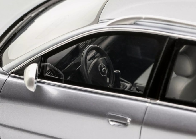 Audi RS 4 (B5) Avant "stanced" 2025 Avus Silver 1:18 OttOmobile