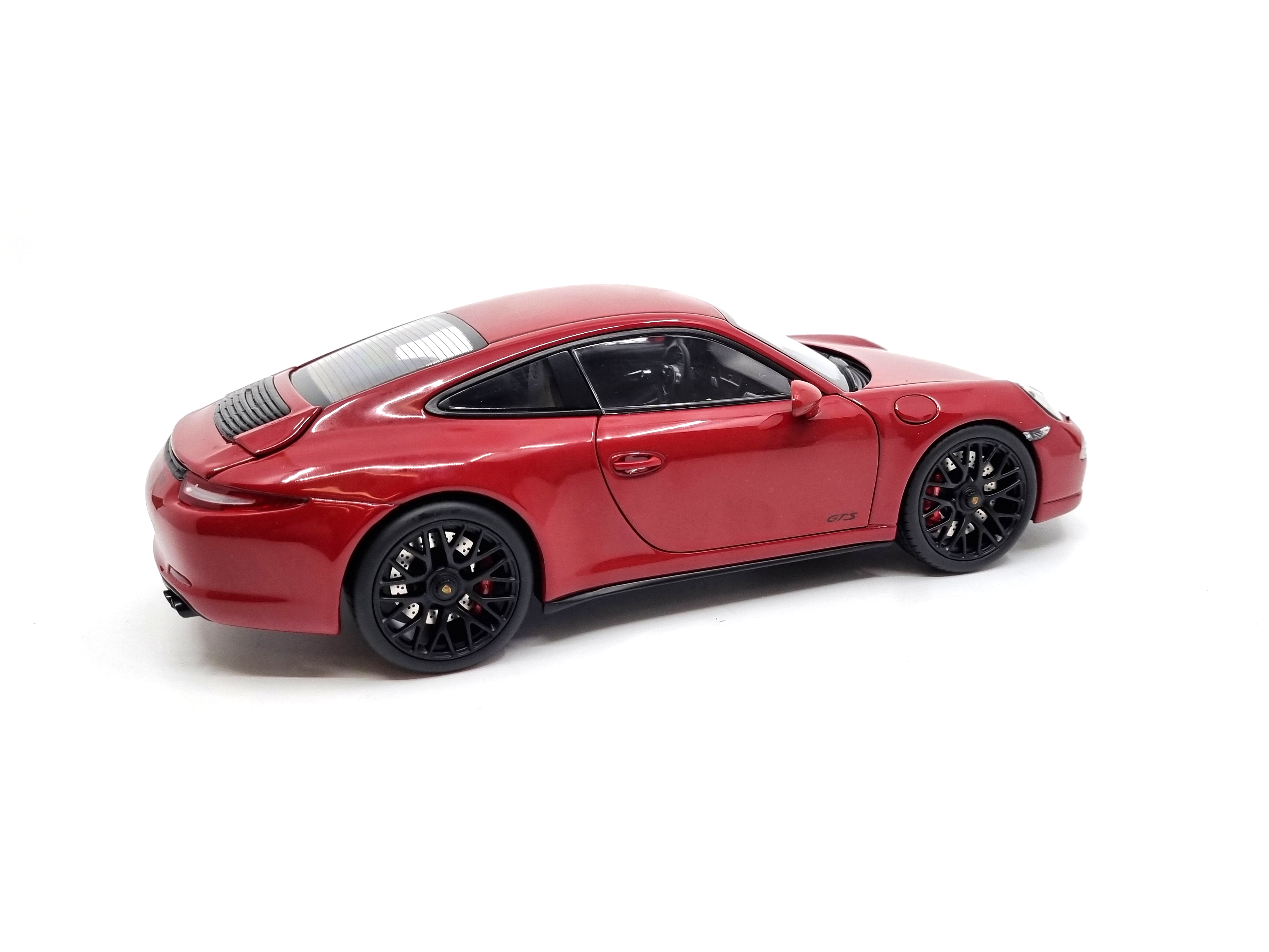 Porsche 911 GTS 1:18 Schuco