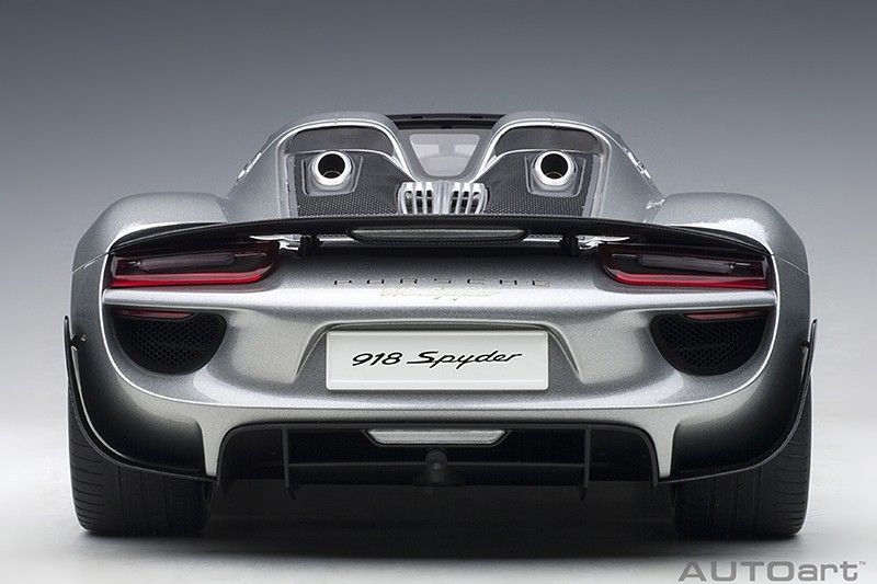 Porsche 918 Spyder Weissach Package silver metallic 1:12 AUTOArt