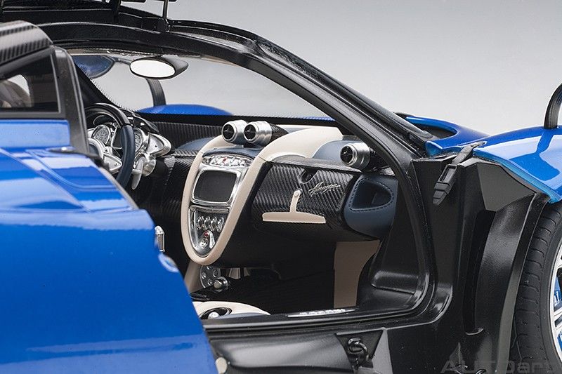 Pagani Huayra 2011 blue metallic 1:12 AUTOArt