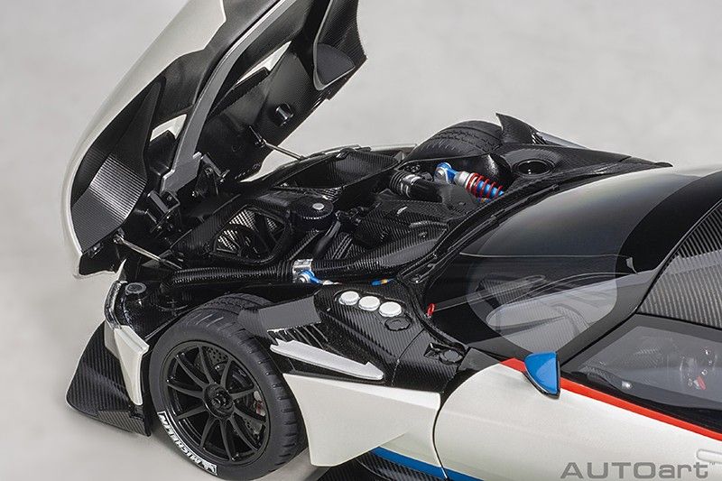 Aston Martin Vulcan stratus white/blue&red stripes 1:18 AUTOart