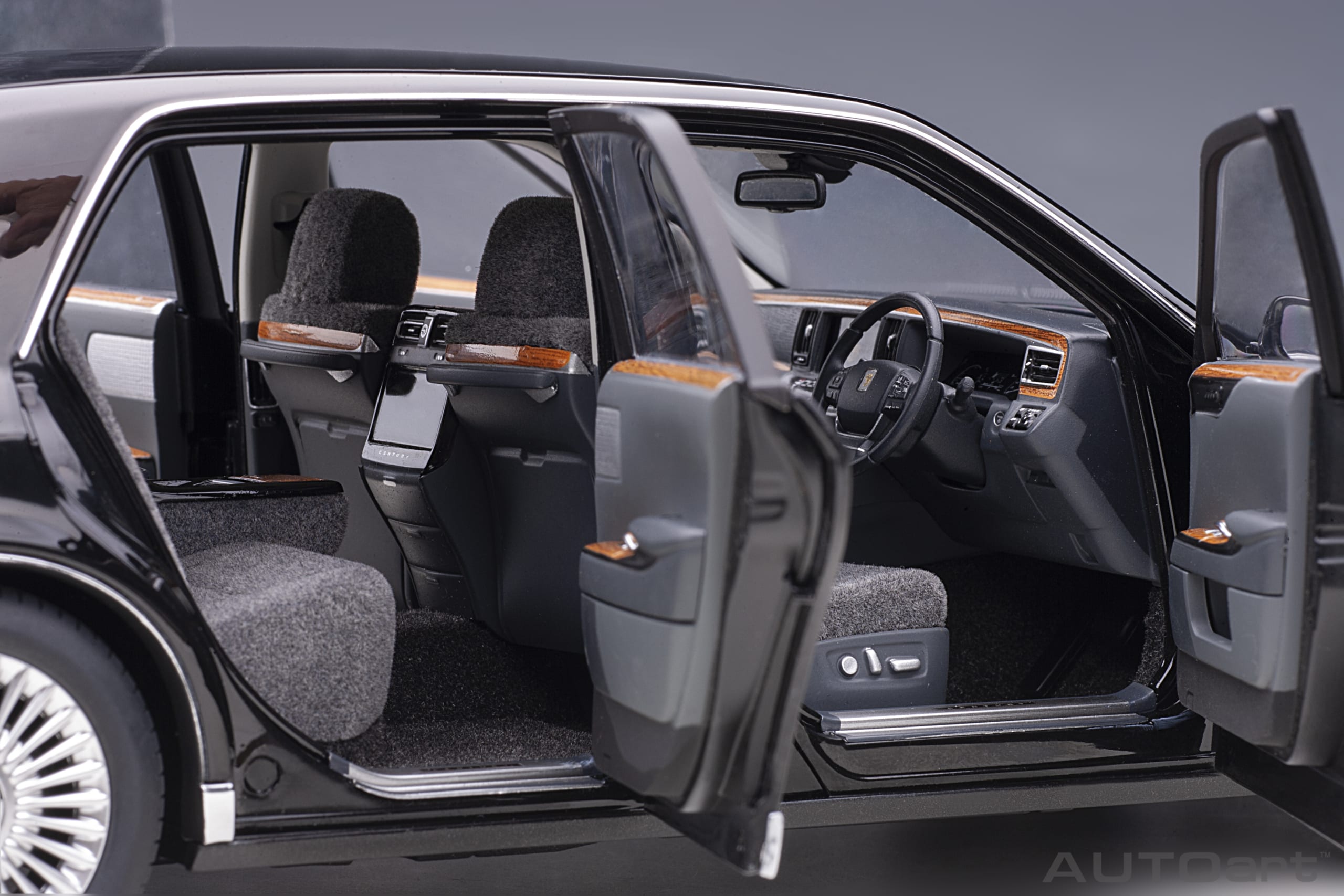 Toyota Century 2018 black 1:18 AUTOart