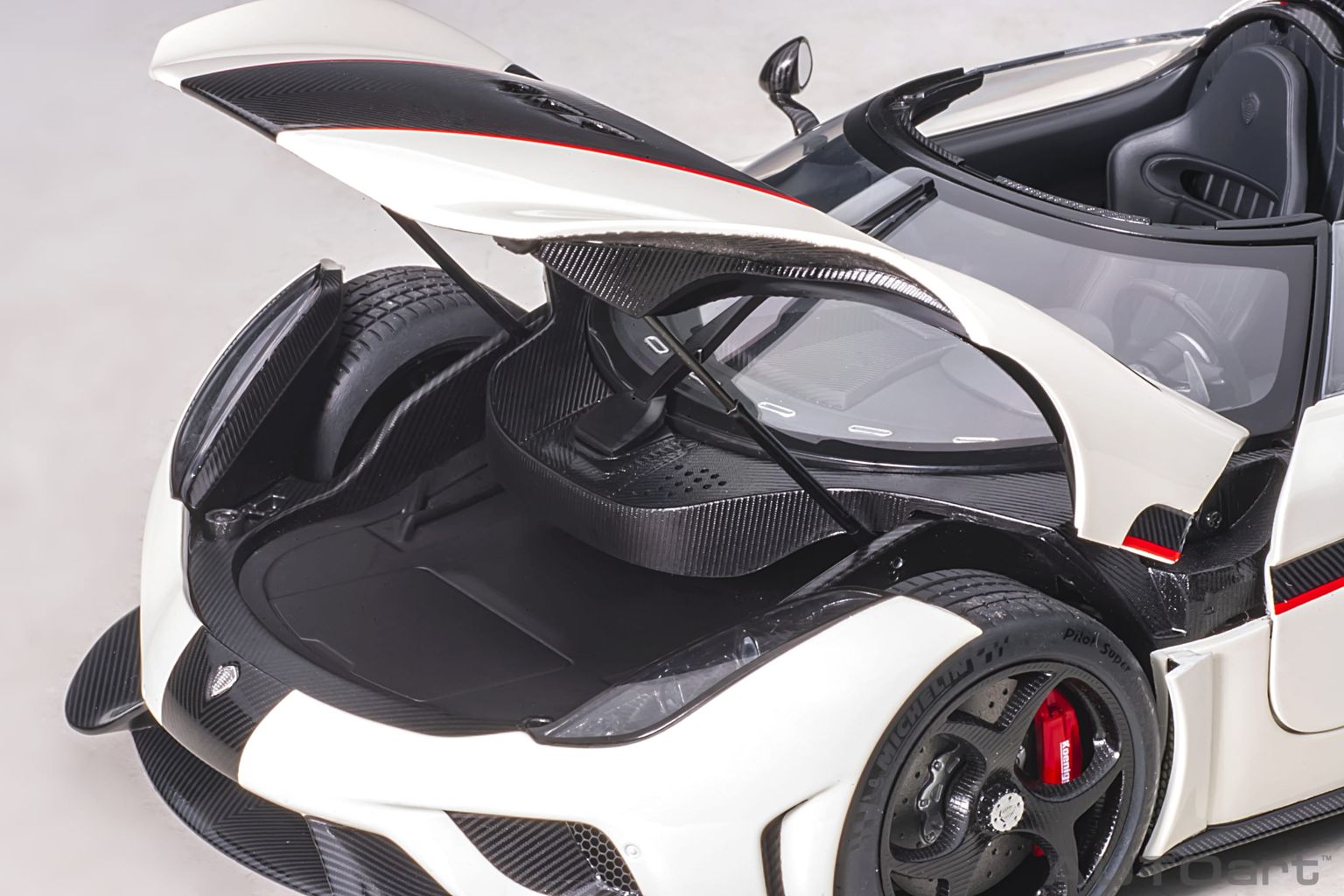 Koenigsegg Regera 2016 white/carbon/red accents 1:18 AUTOart