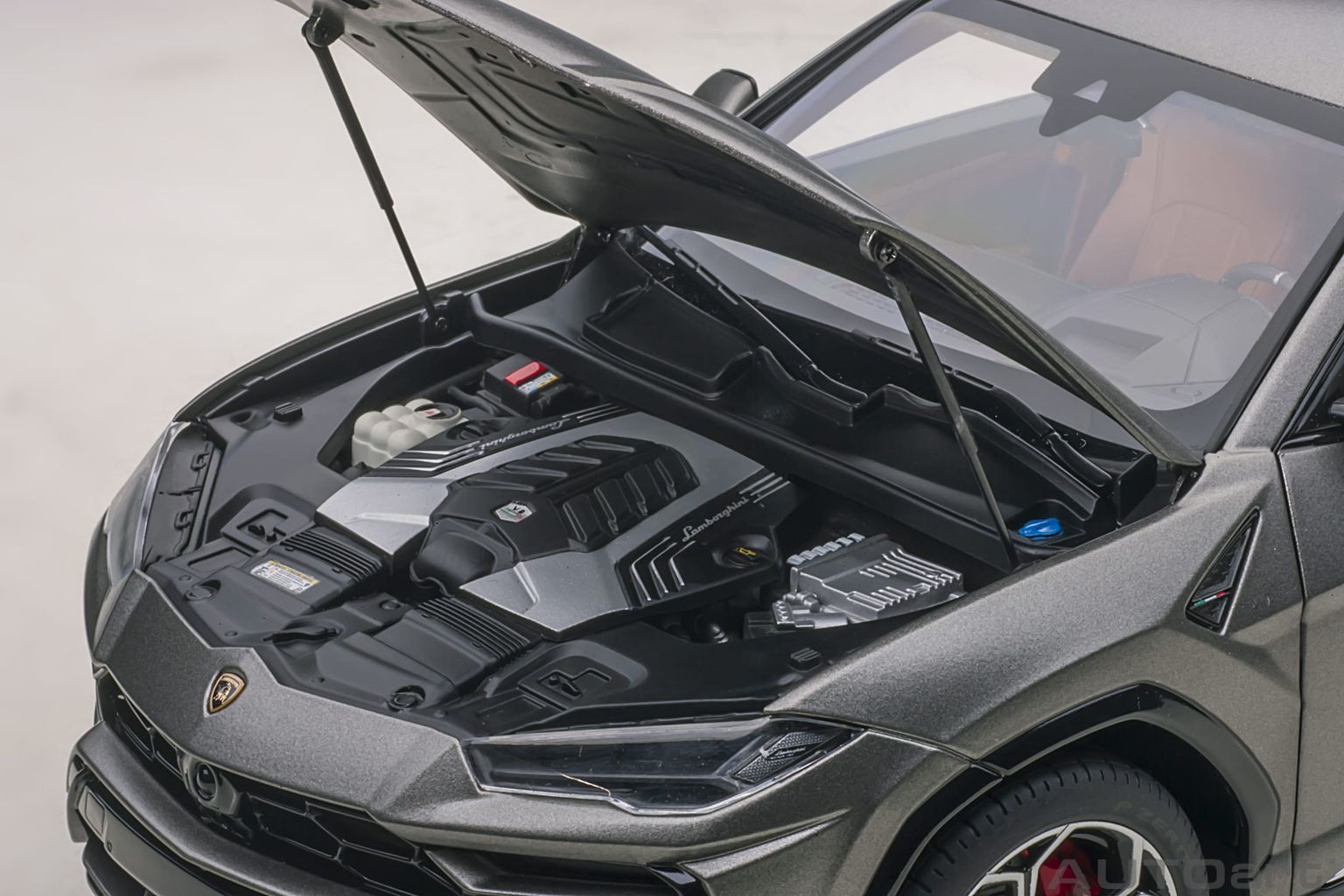 Lamborghini Urus 2018 grigio titans 1:18 AUTOart