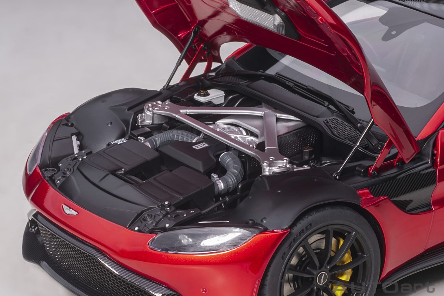 Aston Martin Vantage 2019 hyper red 1:18 AUTOart