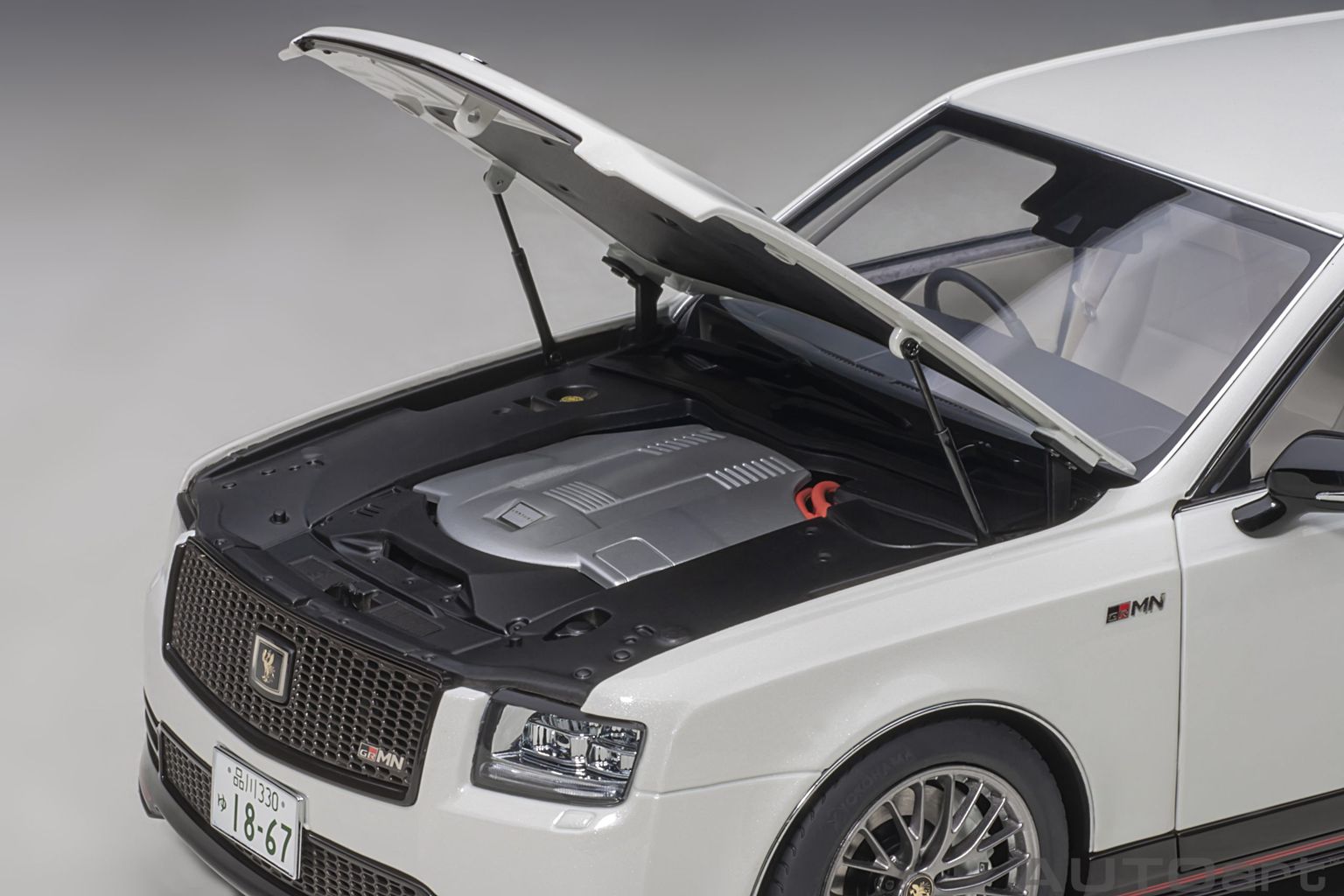 Toyota Century GRMN 2019 pearl white 1:18 AUTOart