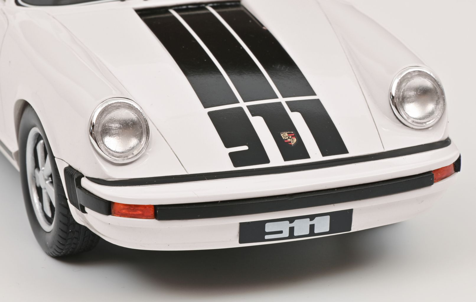 Porsche 911 Coupé white/black 1:18 Schuco
