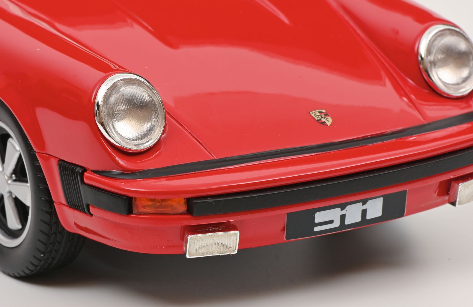 Porsche 911 Targa 1977 guards red/black 1:18 Schuco