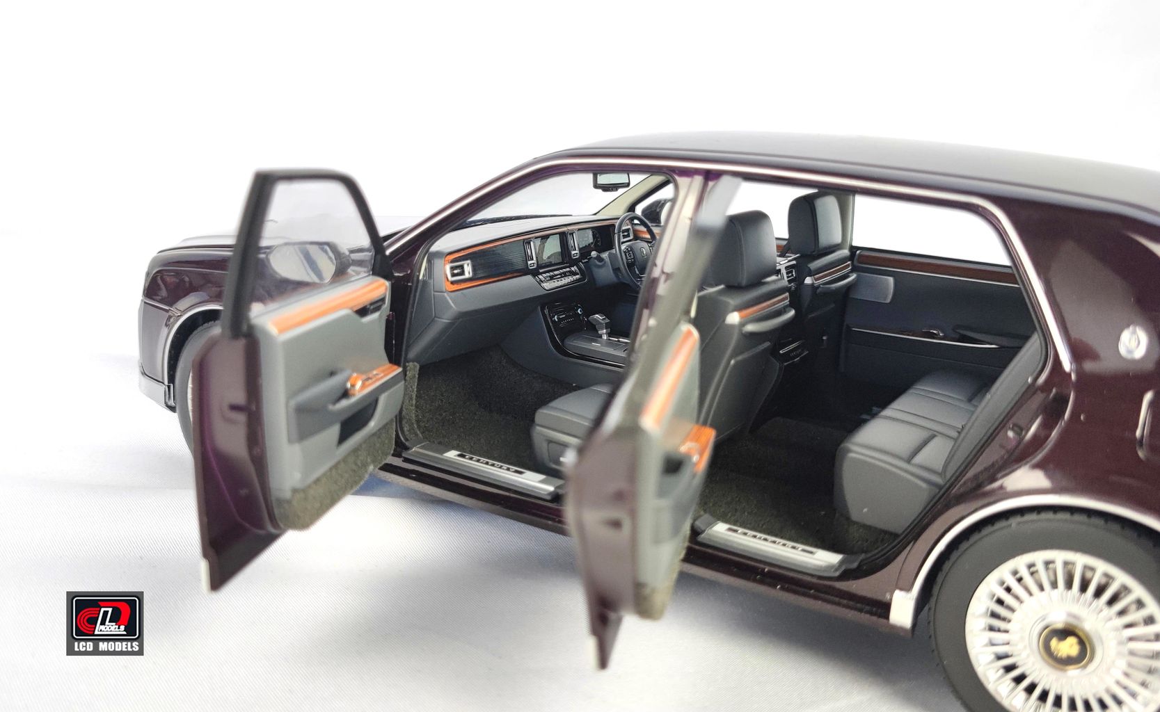 Toyota Century 2022 brown 1:18 LCD Model