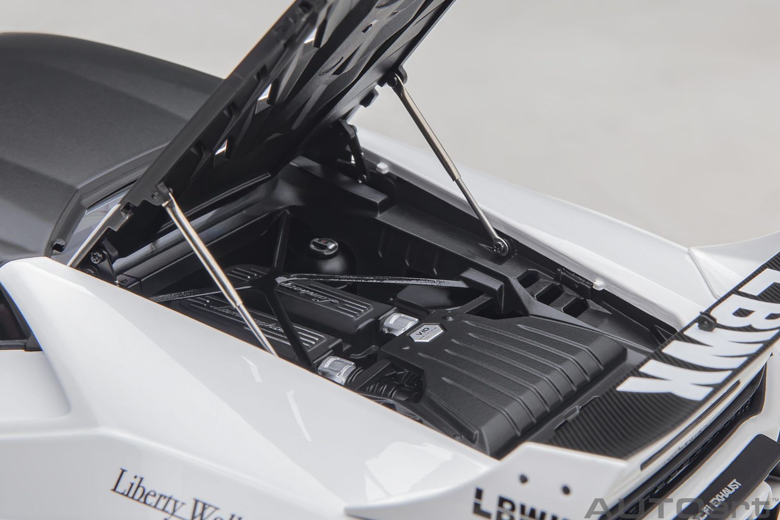 Lamborghini Huracan GT Liberty Walk LB Silhouette Works 2019 white 1:18 AUTOart