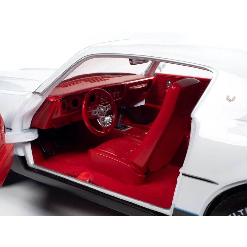 Pontiac Firebird Formula 1977 cameo white 1:18 Auto World