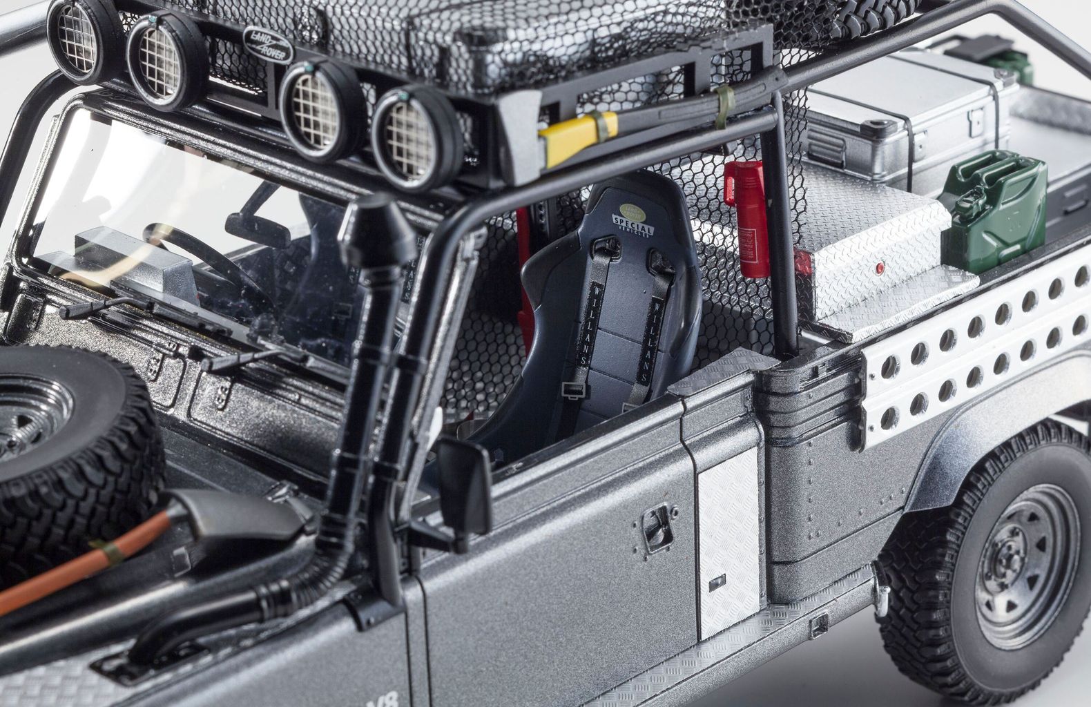 Land Rover Defender 90 Pick-Up 2001 *Lara Croft Tomb Raider - A.Jolie* 1:18 Kyosho