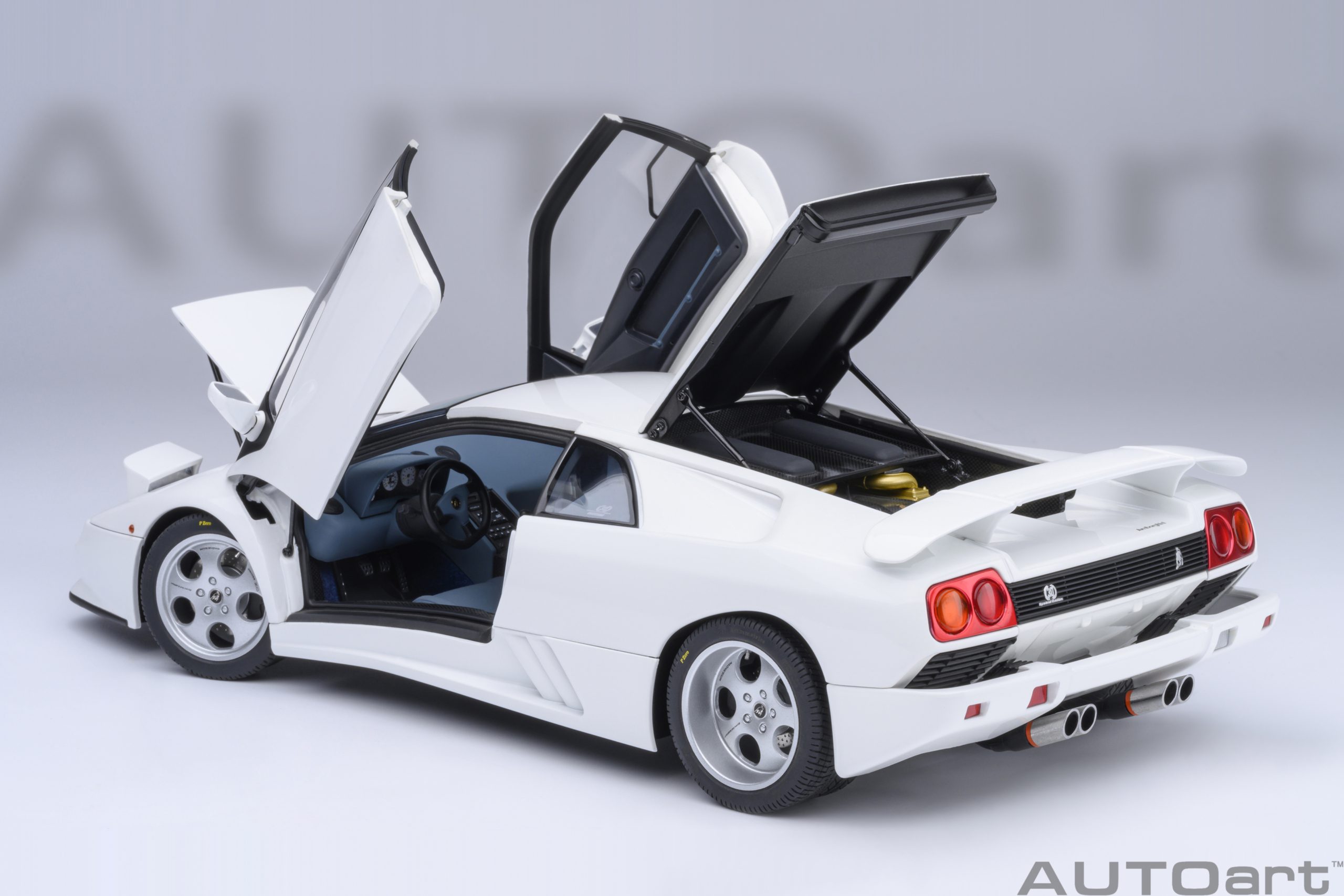 Lamborghini Diablo SE30 JOTA 1995 impact white 1:18 AUTOart