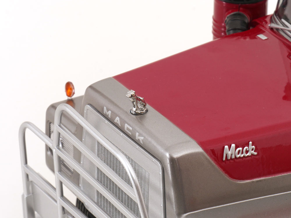 Mack RL700L 1974 red metallic/silver 1:18 Road Kings