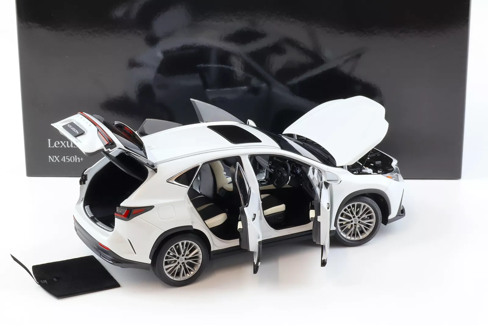 Lexus NX 450h 2022 white 1:18 Kyosho