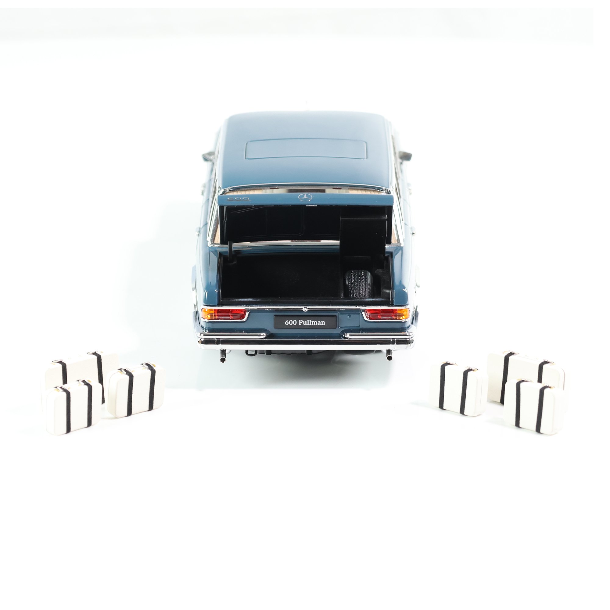 Mercedes-Benz 600 Pullman W 100 1963-1981 blue 1:18 NZG
