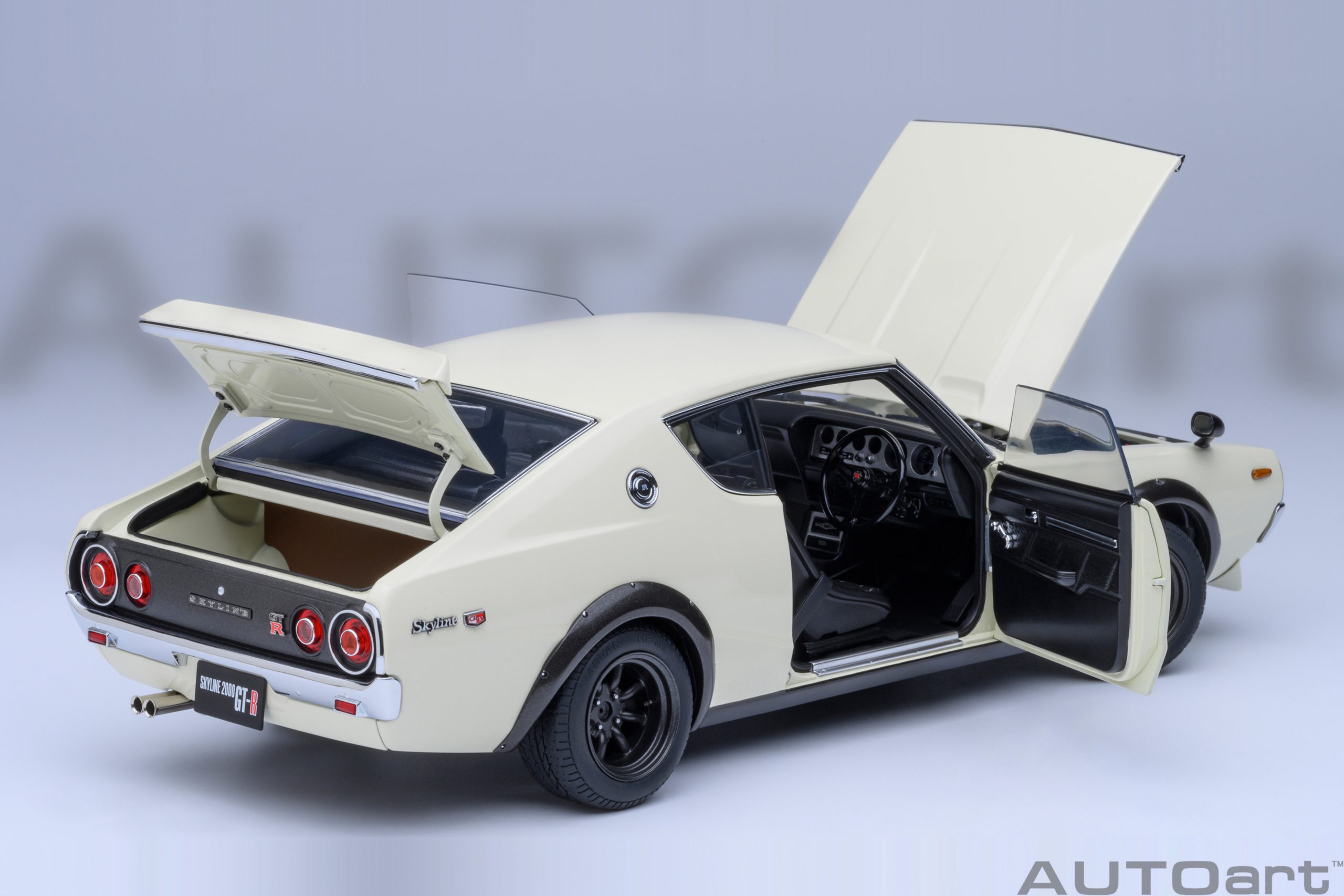 Nissan Skyline 2000 GT-R 1973 Tuned Version white 1:18 AUTOart