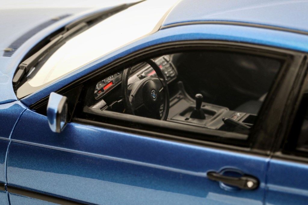 BMW E46 318 ti Compact 2002 Estoril Blue 1:18 OttOmobile