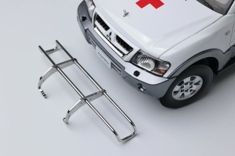 Mitsubishi Pajero V73 Beijing Red Cross Rescue Service Center 1:18 Sun Star