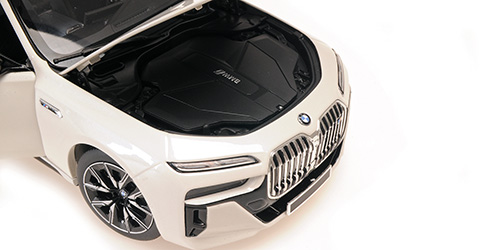BMW i7 M70 G70 2024 white metallic 1:18 Minichamps