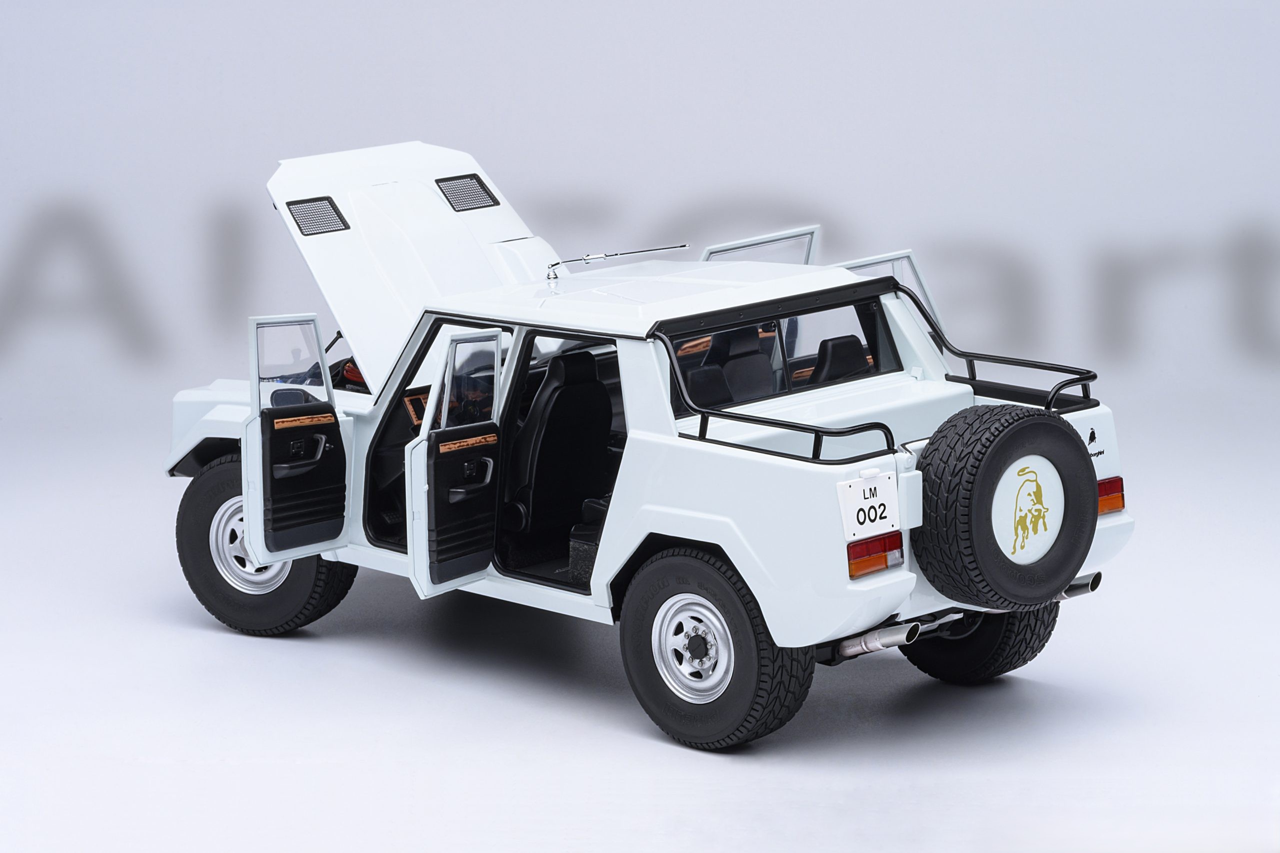 Lamborghini LM002 white 1:18 AUTOart
