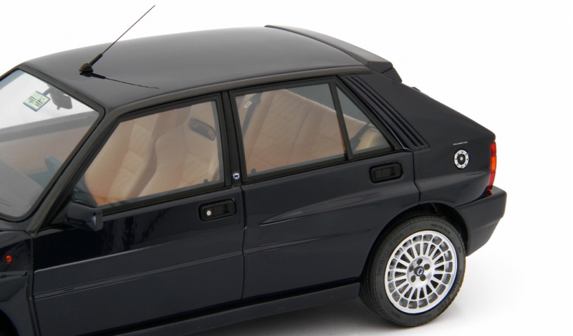 Lancia Delta HF Integrale EVO II 1992-94 dark blue 1:18 Laudoracing Model