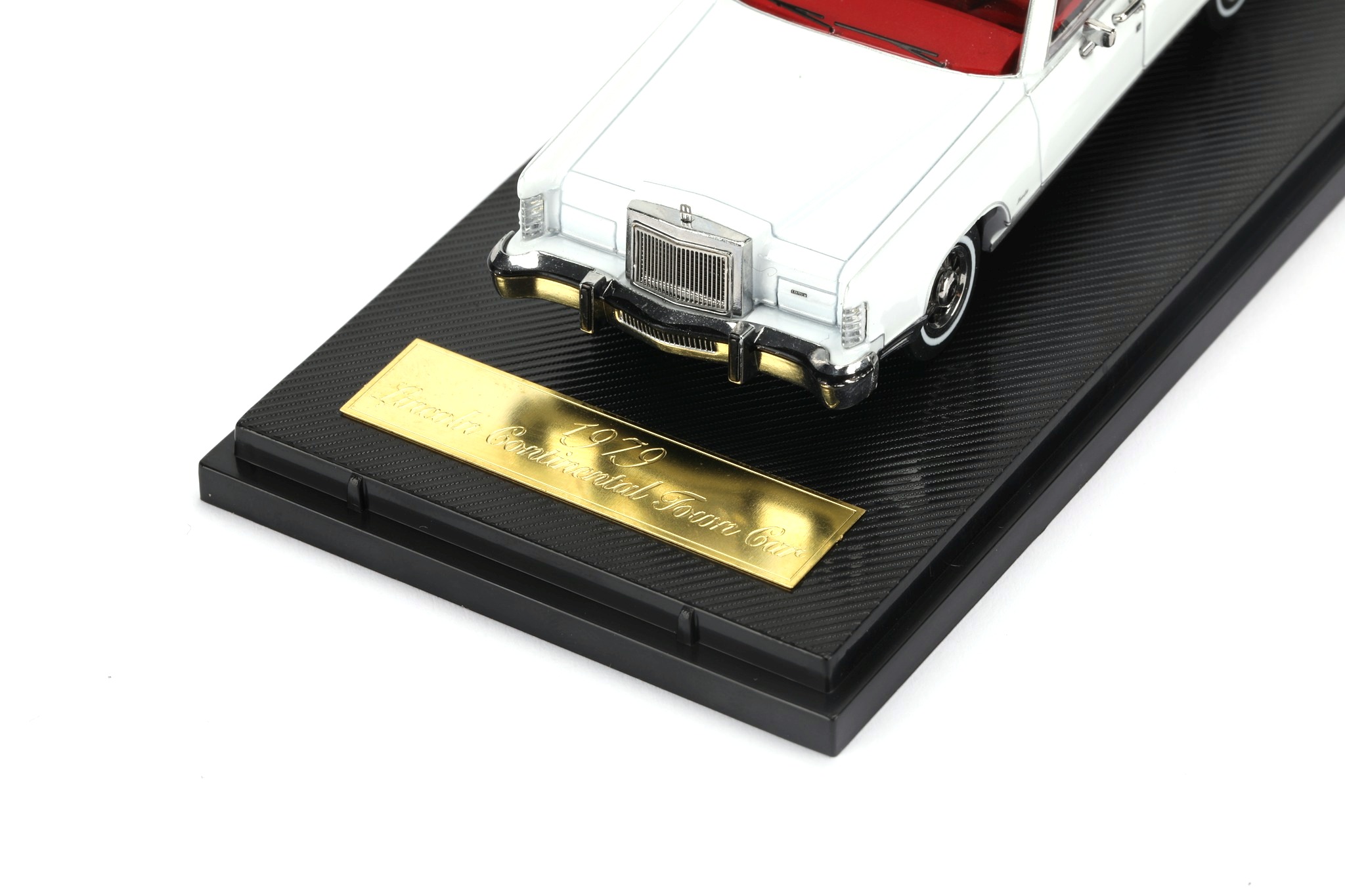 Lincoln Continental 1979 white 1:64 SunStar